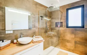 Beautiful home in Robion - Image 4