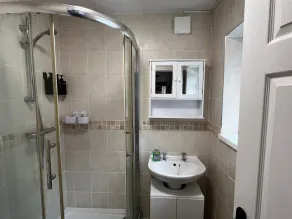 Robin’s Hollow: 2BD Home Near Wrexham AFC - Image 3