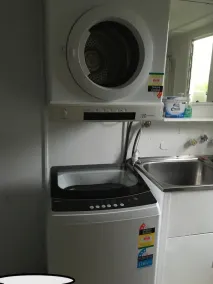 Moffat Beach Shack Pet Friendly, 450m to cafes and beach - Image 2