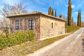 37 km. westlich von Siena entfernt liegt dieses kleine Landhaus, das erst kürzlich renoviert wurde u - Image 2