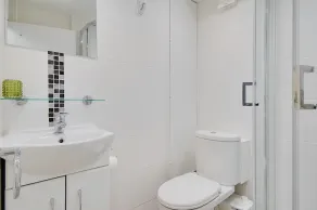 Ground Floor Garden Suite with Netflix/Wifi close - Image 4