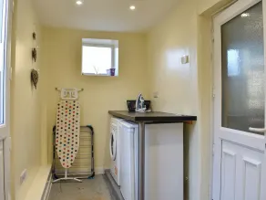 A gorgeous cottage in a great location for local shops and pubs. - Image 3
