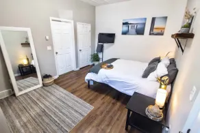 💙  of City | Easy parking | Private yard + King Bed 💙 - Image 4