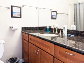 Cozy two bedroom in quiet neighborhood - Image 2