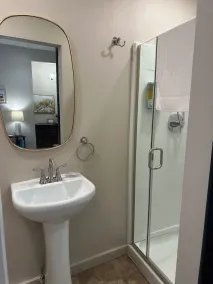 Great bedroom with private bathroom & Lounge above a local Diner - Image 3