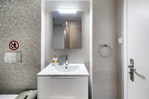City Vibes - 2-BR Apartment with Garden & Backyard in Kolonaki - Image 2