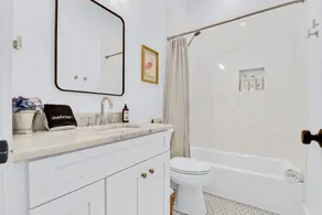 Bright Dreamy Cottage-Walkable to Water & Downtown - Image 4