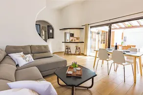 Beautiful bungalow with charm, with terrace and garden - Image 2