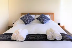 Luxury riverside lodge with covered terrace - Image 5
