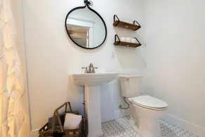 Beautifully renovated 3,800 sq ft house between 2 federal lakes - Image 5