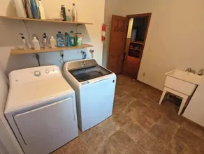 Luxury 6BR Escape Near Lake State Park - Image 2