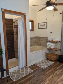 Rustic modern cabin surrounded by trees and large yard 25 miles from Waco/Temple - Image 3