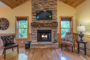 Swiss Pine Lodge, Brand New Hot Tub+Fire-Pit, Grill, Mtn View, Game Room, WiFi! - Image 3