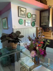 2 double-bedroomed Bijou Apartment with Enchanting Secluded Garden - Image 5