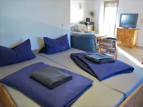 Cozy apartment with nearby hiking trails - Image 4