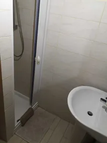 Appartement Privé Central Parking Gratuit en rue - Image 3
