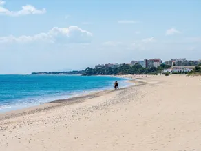 Dream vacation on the Mediterranean beach - Image 5