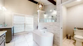 Unique find on Logan Martin! Cozy, spacious and family friendly. - Image 5
