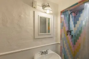 Enchanting historic townhouse by CozySuites - Image 4