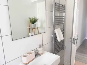 2BR Brighton City Escape | Sleeps 6 + FREE Parking - Image 4