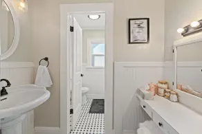 Roaring 20s Vintage Craftsman Home Downtown, Hot Tub, Pool Table - Image 3