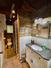 Dawson Loop Inn 3BR Lakefront Chalet Style Cottage - Image 3