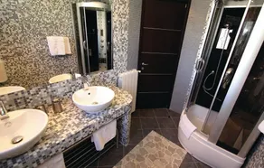 Luxury villa with heated pool and large private garden, near the sea - Image 3
