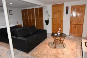 Spacious contemporary Studio Apartment with swimming pool 5 mins walk from beach - Image 4
