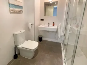 Apartment on the seafront with swimming pool, air conditioning /heating - Image 2