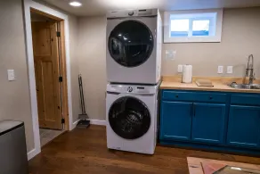 Charming 2-Bedroom Apartment – Minutes to Downtown & MSU! - Image 2