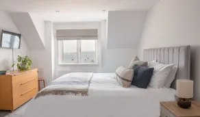 Luxury beachfront maisonette with parking sleeps 6 - Image 5