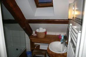 Chalet en pierre traditionnel converti avec goût avec équipements modernes - Image 5