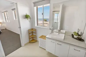 Holiday with water views and modern luxury amenities - Image 3