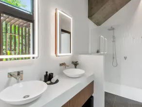 8 Beachfront Mirage - 6 Bedroom Luxury Home in Exclusive Position - Image 3