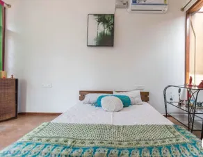 Relax in centrally located quiet terrace floor ensuite room in trendy eco-villa - Image 3