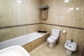 2 bedroom, 3 beds, 2 bathroom apartment, pool, parking, Puerto Banús, Marbella. - Image 5