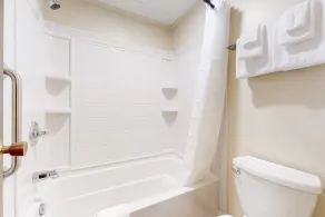 Charming and causal motel in a great location with shared resort amenities - Image 5