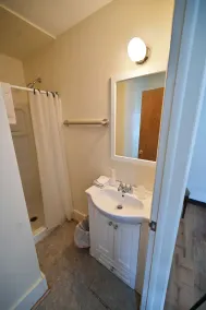 Cabine de deux chambres et deux salles de bain avec coin cuisine - Image 5