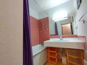 Charming 1BR Apartment, 6 Sleeps, Balcony, Near Gondolas, Parking, 2* Rating - Image 2