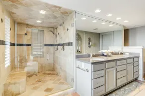 Upscale,  newly furnished, single level end unit, with 180 degree view - Image 3