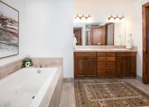 Charlie's Slopeside: Ski-In/Out, Sleeps 10, 2 Master Suites, Pool + Hot Tub, Alpine Club - Image 5