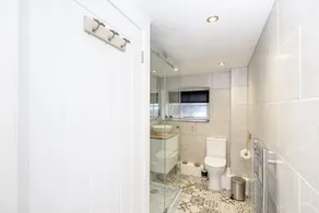 Delightful town centre apartment for four. - Image 2