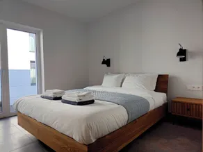 Coastline Residence - Designer Seaside Apartment with Pool, 2-Minute Walk to the Beach - Image 4