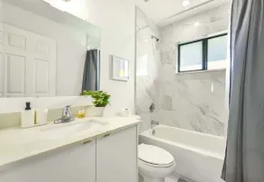 Stunning 3-Bedroom Duplex with Free Parking - Image 3