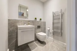Elegant Central Henley Apartment - Image 3