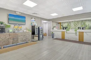 Bayview Waterfront Room, Heated Pool, Tiki Bar & Grill ! - Image 4