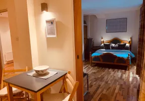 A beautiful one-bed flat right in the heart of Edinburgh's historic Old-Town. - Image 5
