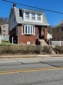 Sha-Ron's Place 2 bedroom home in McKees Rock, Pittsburgh  - Image 3