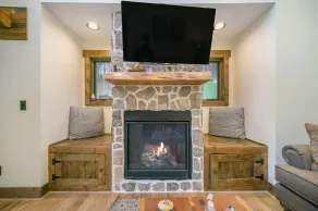 Husky Hideaway - Mountain views, Pet-friendly, Wi-Fi, and King Bed. - Image 2