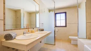 Villa substantielle avec piscine privée et jardins de golf - Image 3